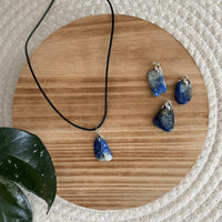 Baby Natura Lapis Lazuli Edelstein-Anhänger - Weisheit und innere Stärke
