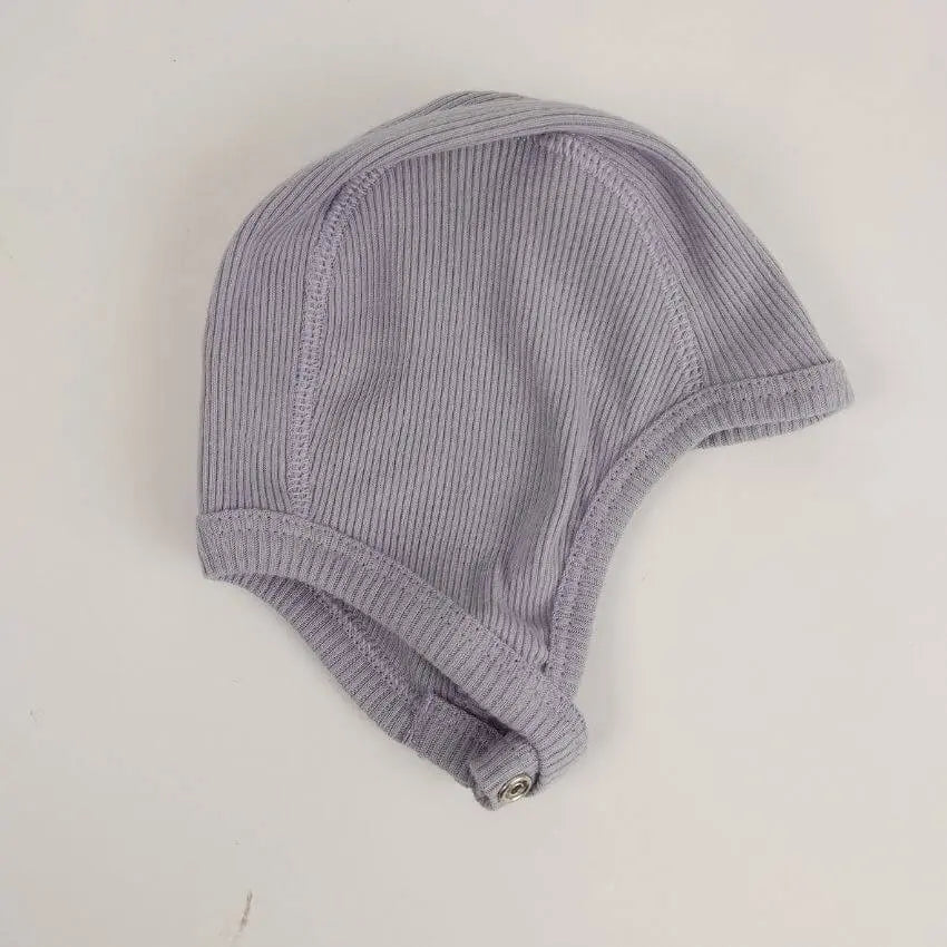 Mutsje met knoopje katoen lila - maat 37 cm