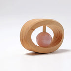 Houten rammelaar met edelsteen - rozenkwarts