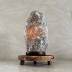 baby-natura-himalaya-zoutlamp-grijs-4-6kg-aan